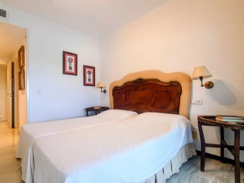 Just a two-minute walk from the beach, this apartment in Medina Garden, Puerto Banus, is the ideal place for a family vacation. This wonderful apartment can accommodate up to 5 people. It offers 2 bedrooms and 2 bathrooms, a well-equipped kitchen with a s