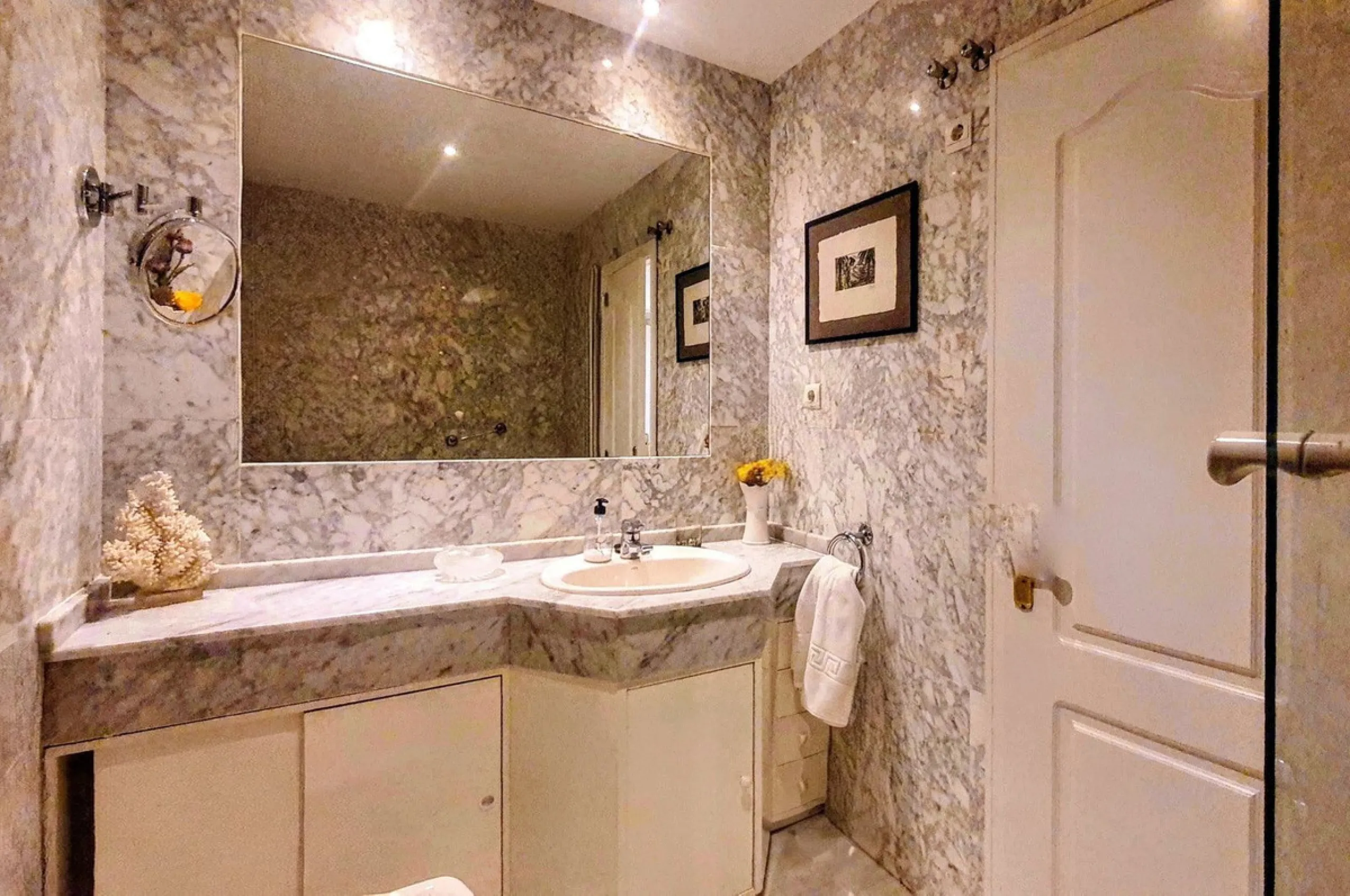 Just a two-minute walk from the beach, this apartment in Medina Garden, Puerto Banus, is the ideal place for a family vacation. This wonderful apartment can accommodate up to 5 people. It offers 2 bedrooms and 2 bathrooms, a well-equipped kitchen with a s