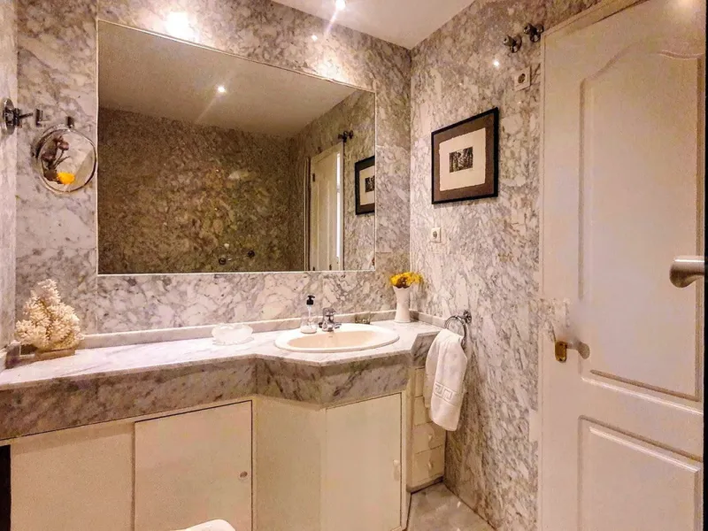 Just a two-minute walk from the beach, this apartment in Medina Garden, Puerto Banus, is the ideal place for a family vacation. This wonderful apartment can accommodate up to 5 people. It offers 2 bedrooms and 2 bathrooms, a well-equipped kitchen with a s