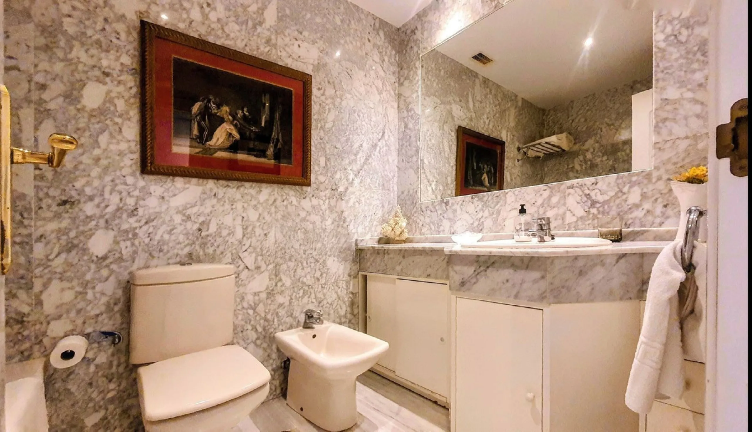 Just a two-minute walk from the beach, this apartment in Medina Garden, Puerto Banus, is the ideal place for a family vacation. This wonderful apartment can accommodate up to 5 people. It offers 2 bedrooms and 2 bathrooms, a well-equipped kitchen with a s