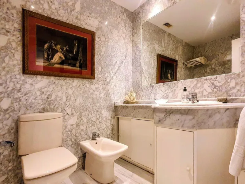 Just a two-minute walk from the beach, this apartment in Medina Garden, Puerto Banus, is the ideal place for a family vacation. This wonderful apartment can accommodate up to 5 people. It offers 2 bedrooms and 2 bathrooms, a well-equipped kitchen with a s