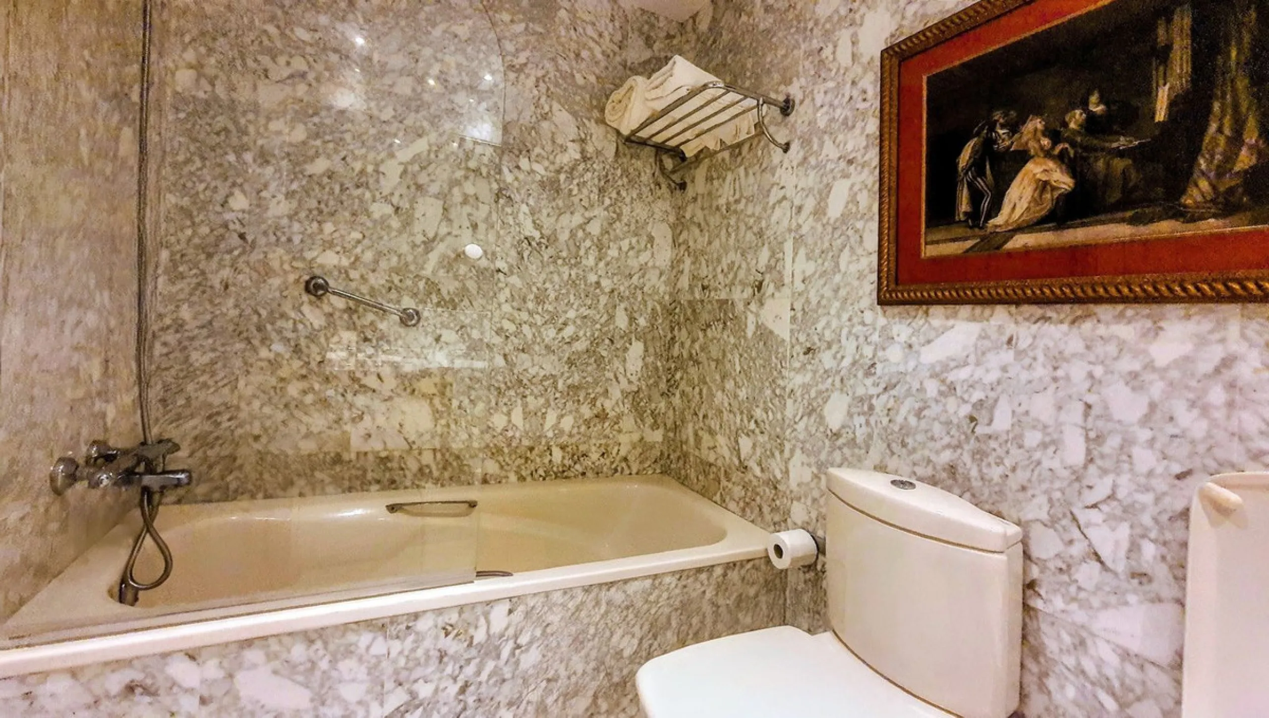 Just a two-minute walk from the beach, this apartment in Medina Garden, Puerto Banus, is the ideal place for a family vacation. This wonderful apartment can accommodate up to 5 people. It offers 2 bedrooms and 2 bathrooms, a well-equipped kitchen with a s