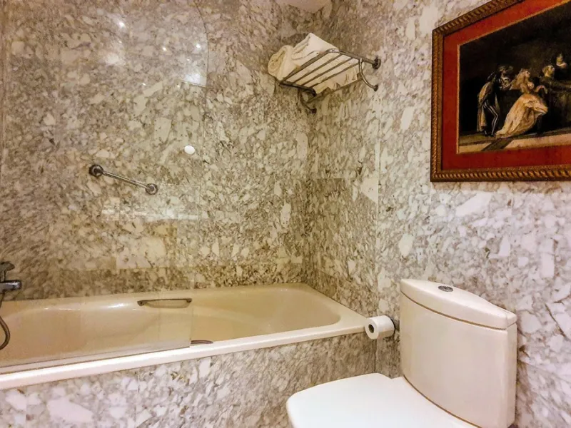 Just a two-minute walk from the beach, this apartment in Medina Garden, Puerto Banus, is the ideal place for a family vacation. This wonderful apartment can accommodate up to 5 people. It offers 2 bedrooms and 2 bathrooms, a well-equipped kitchen with a s