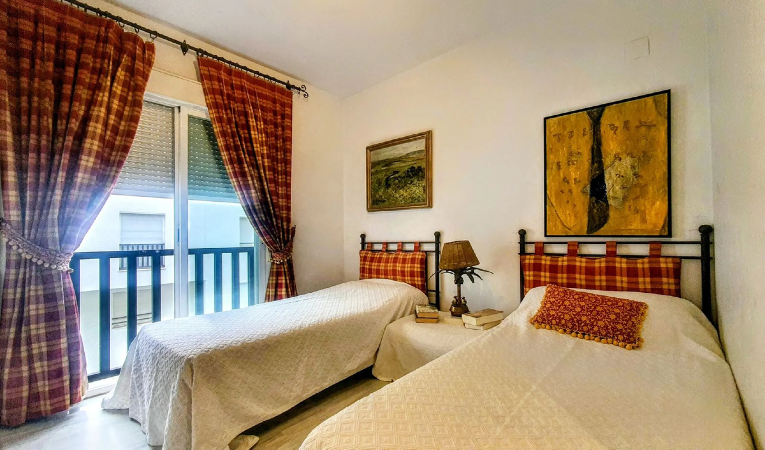 Just a two-minute walk from the beach, this apartment in Medina Garden, Puerto Banus, is the ideal place for a family vacation. This wonderful apartment can accommodate up to 5 people. It offers 2 bedrooms and 2 bathrooms, a well-equipped kitchen with a s