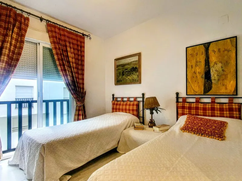 Just a two-minute walk from the beach, this apartment in Medina Garden, Puerto Banus, is the ideal place for a family vacation. This wonderful apartment can accommodate up to 5 people. It offers 2 bedrooms and 2 bathrooms, a well-equipped kitchen with a s