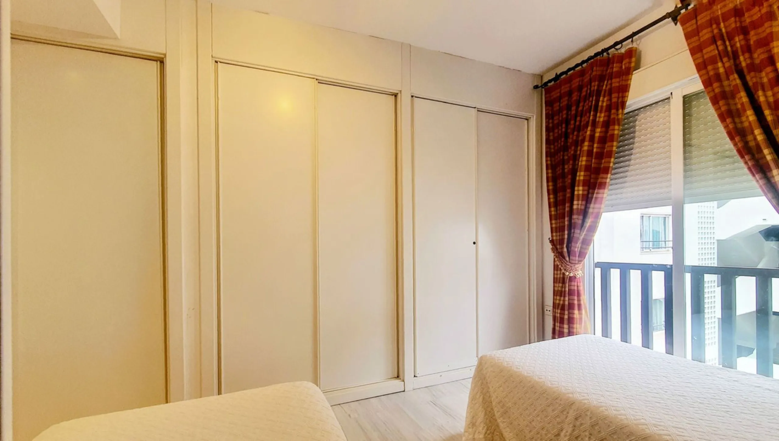 Just a two-minute walk from the beach, this apartment in Medina Garden, Puerto Banus, is the ideal place for a family vacation. This wonderful apartment can accommodate up to 5 people. It offers 2 bedrooms and 2 bathrooms, a well-equipped kitchen with a s