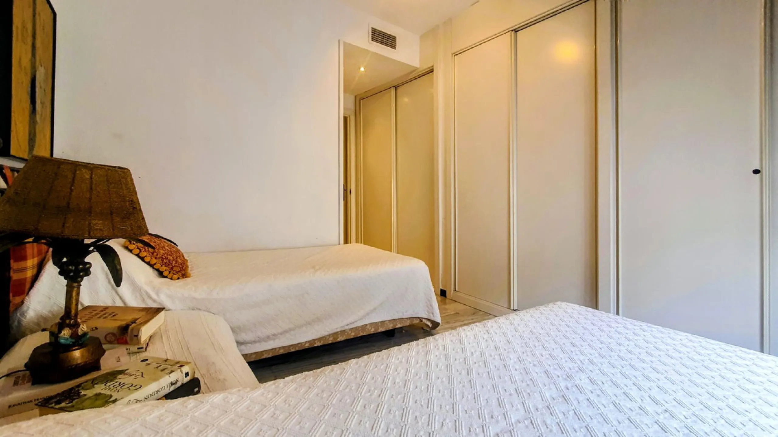 Just a two-minute walk from the beach, this apartment in Medina Garden, Puerto Banus, is the ideal place for a family vacation. This wonderful apartment can accommodate up to 5 people. It offers 2 bedrooms and 2 bathrooms, a well-equipped kitchen with a s