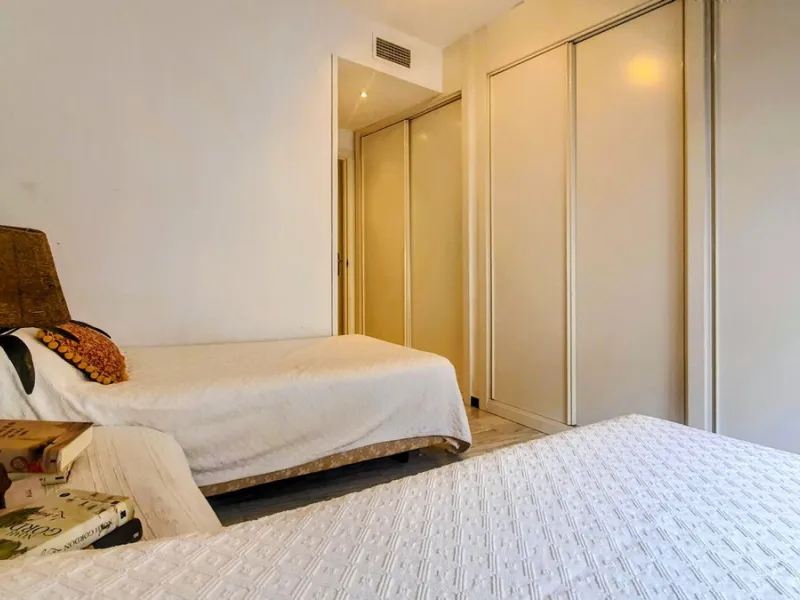 Just a two-minute walk from the beach, this apartment in Medina Garden, Puerto Banus, is the ideal place for a family vacation. This wonderful apartment can accommodate up to 5 people. It offers 2 bedrooms and 2 bathrooms, a well-equipped kitchen with a s