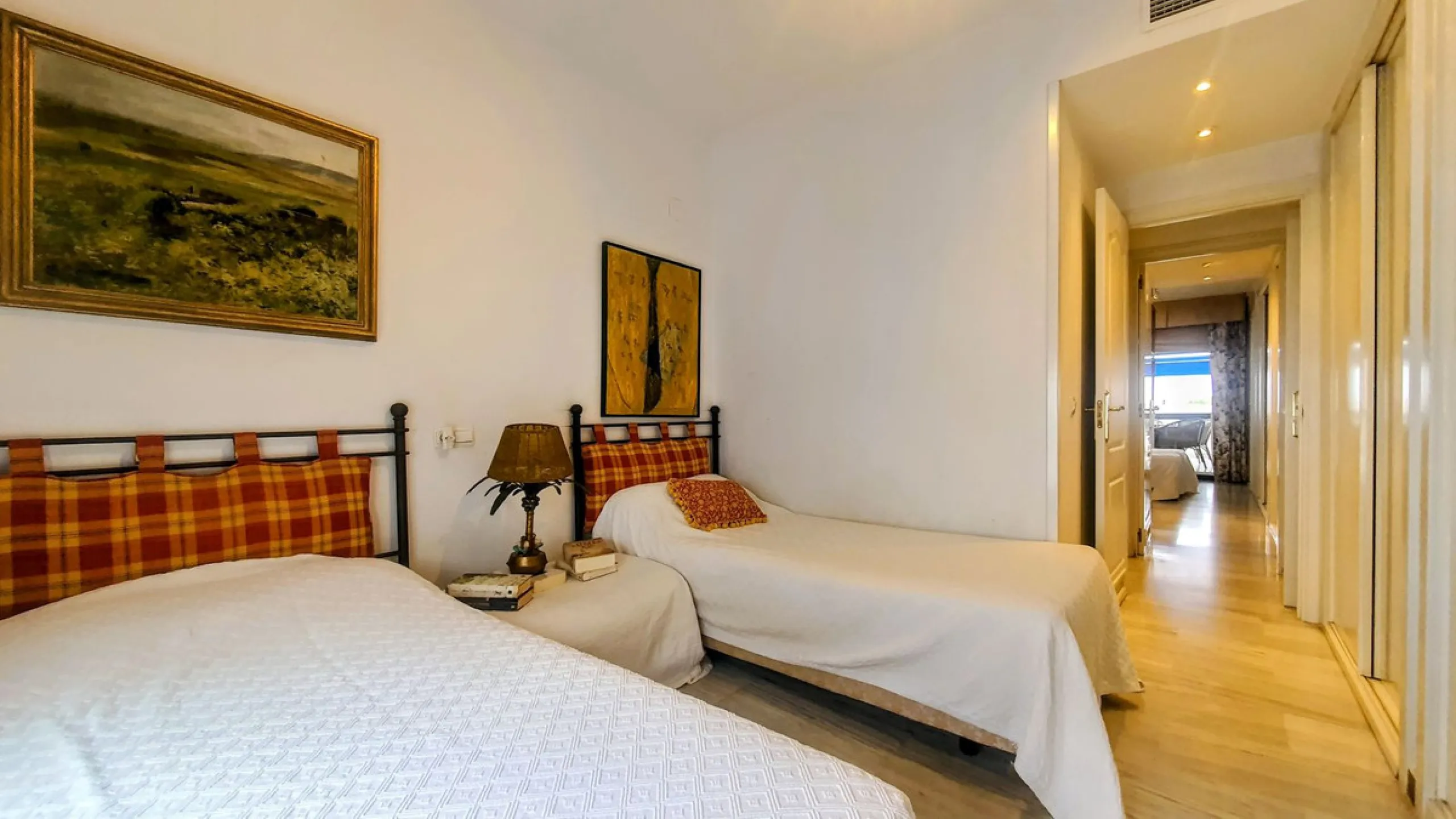 Just a two-minute walk from the beach, this apartment in Medina Garden, Puerto Banus, is the ideal place for a family vacation. This wonderful apartment can accommodate up to 5 people. It offers 2 bedrooms and 2 bathrooms, a well-equipped kitchen with a s