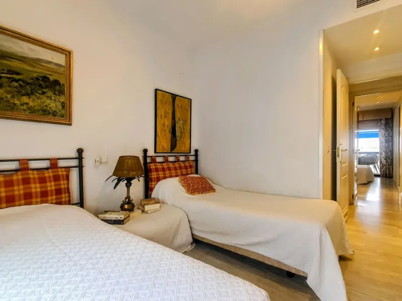 Just a two-minute walk from the beach, this apartment in Medina Garden, Puerto Banus, is the ideal place for a family vacation. This wonderful apartment can accommodate up to 5 people. It offers 2 bedrooms and 2 bathrooms, a well-equipped kitchen with a s