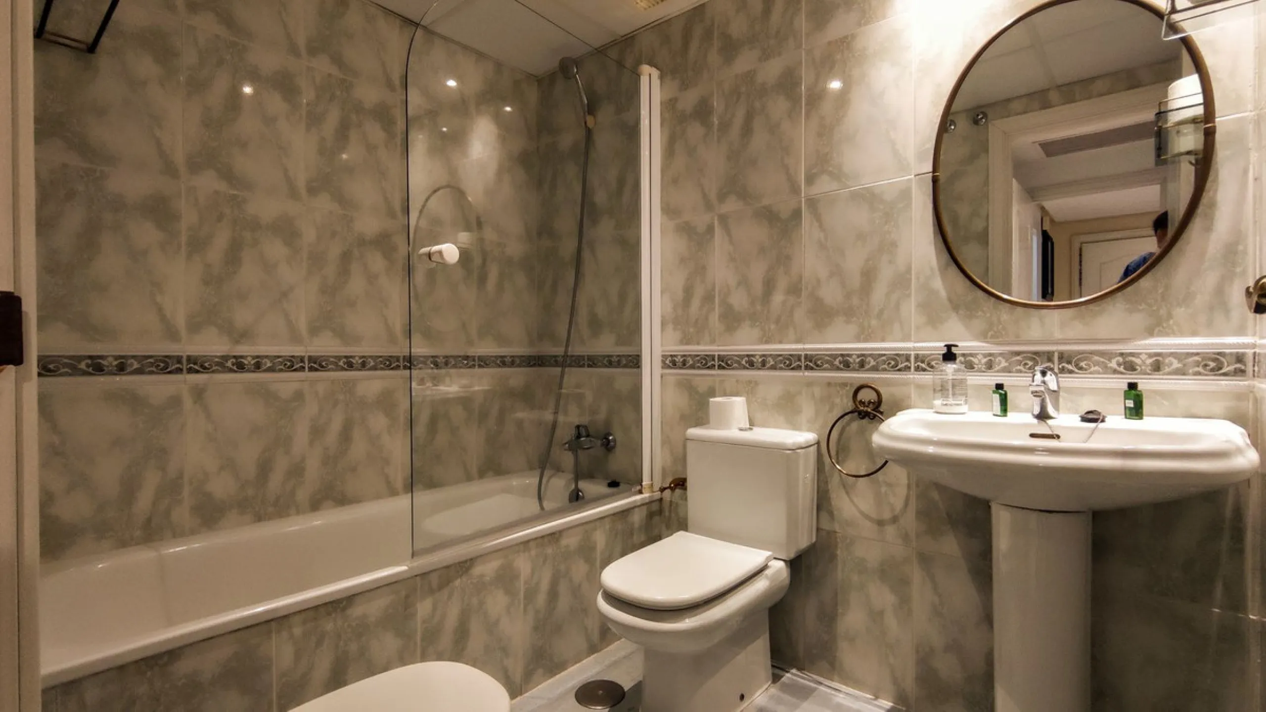 Just a two-minute walk from the beach, this apartment in Medina Garden, Puerto Banus, is the ideal place for a family vacation. This wonderful apartment can accommodate up to 5 people. It offers 2 bedrooms and 2 bathrooms, a well-equipped kitchen with a s