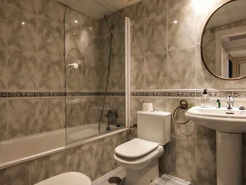Just a two-minute walk from the beach, this apartment in Medina Garden, Puerto Banus, is the ideal place for a family vacation. This wonderful apartment can accommodate up to 5 people. It offers 2 bedrooms and 2 bathrooms, a well-equipped kitchen with a s