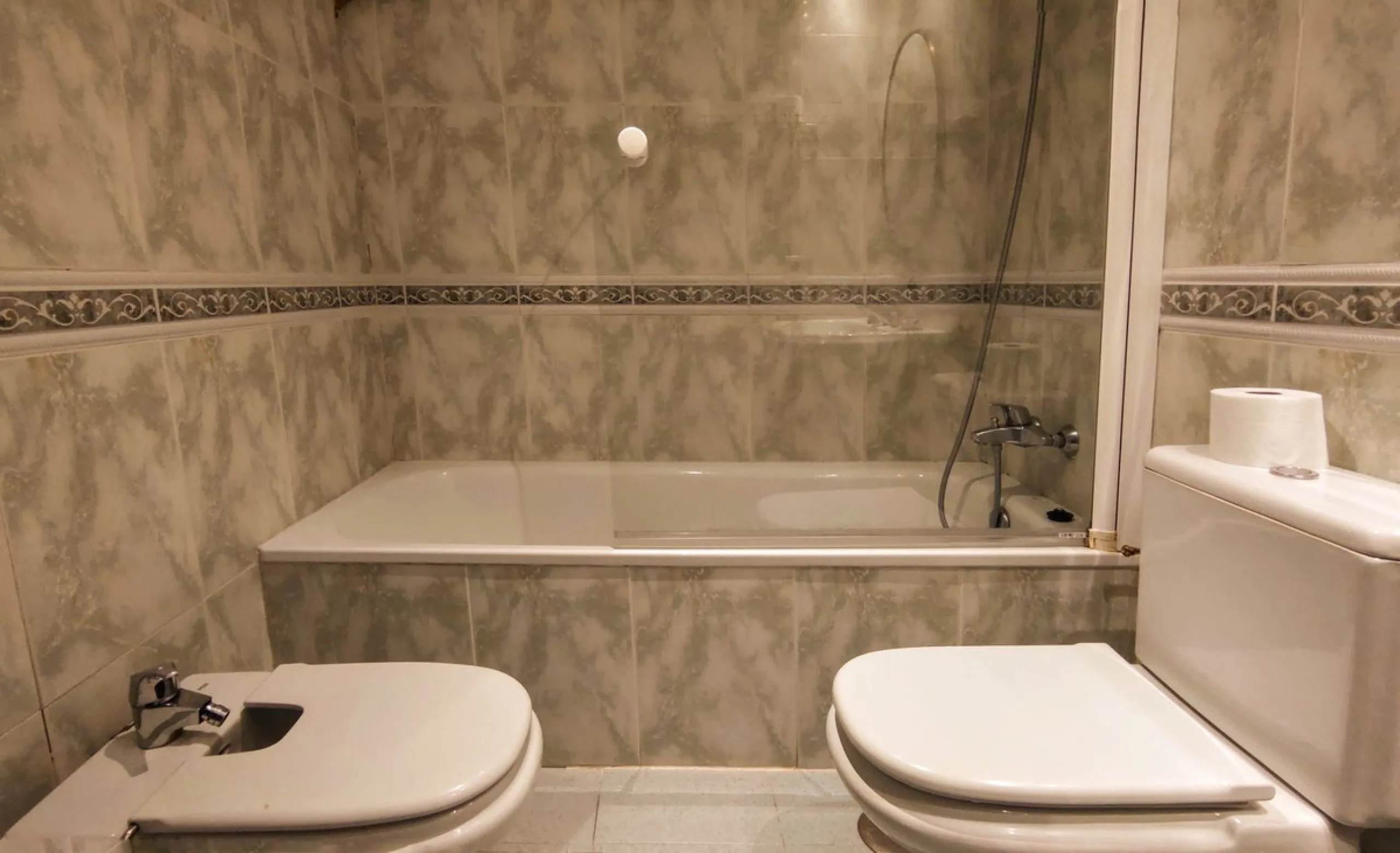 Just a two-minute walk from the beach, this apartment in Medina Garden, Puerto Banus, is the ideal place for a family vacation. This wonderful apartment can accommodate up to 5 people. It offers 2 bedrooms and 2 bathrooms, a well-equipped kitchen with a s