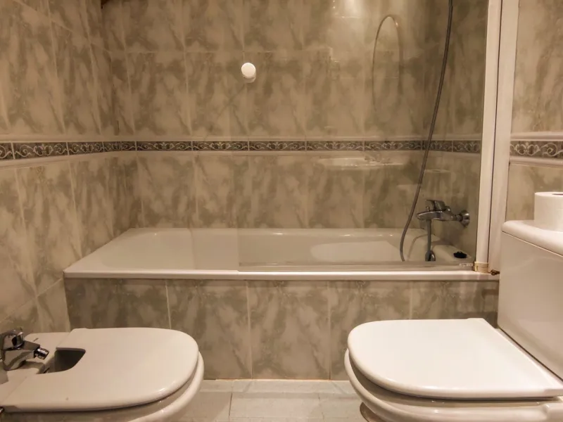 Just a two-minute walk from the beach, this apartment in Medina Garden, Puerto Banus, is the ideal place for a family vacation. This wonderful apartment can accommodate up to 5 people. It offers 2 bedrooms and 2 bathrooms, a well-equipped kitchen with a s