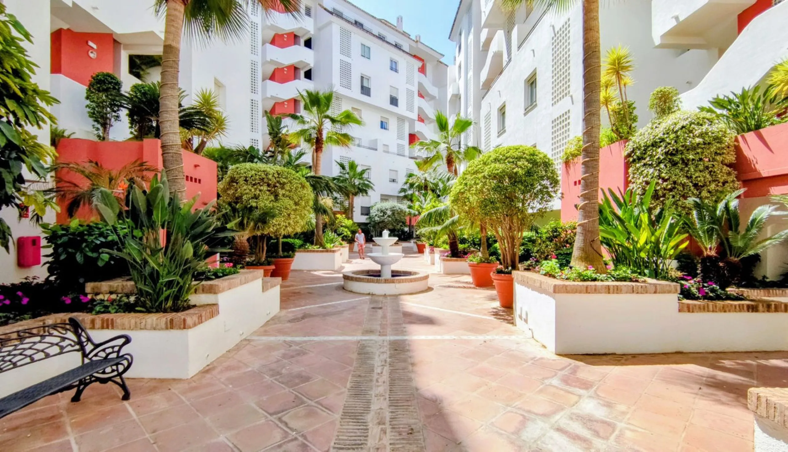 Just a two-minute walk from the beach, this apartment in Medina Garden, Puerto Banus, is the ideal place for a family vacation. This wonderful apartment can accommodate up to 5 people. It offers 2 bedrooms and 2 bathrooms, a well-equipped kitchen with a s