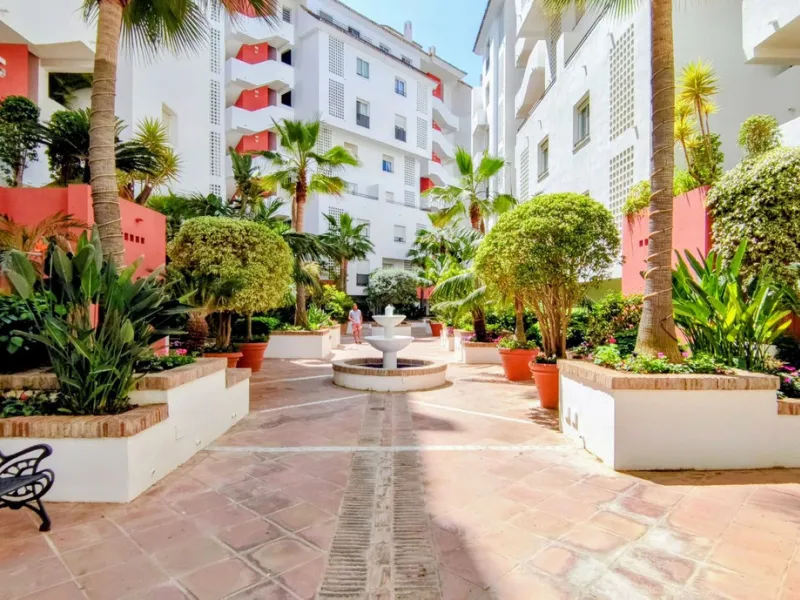Just a two-minute walk from the beach, this apartment in Medina Garden, Puerto Banus, is the ideal place for a family vacation. This wonderful apartment can accommodate up to 5 people. It offers 2 bedrooms and 2 bathrooms, a well-equipped kitchen with a s