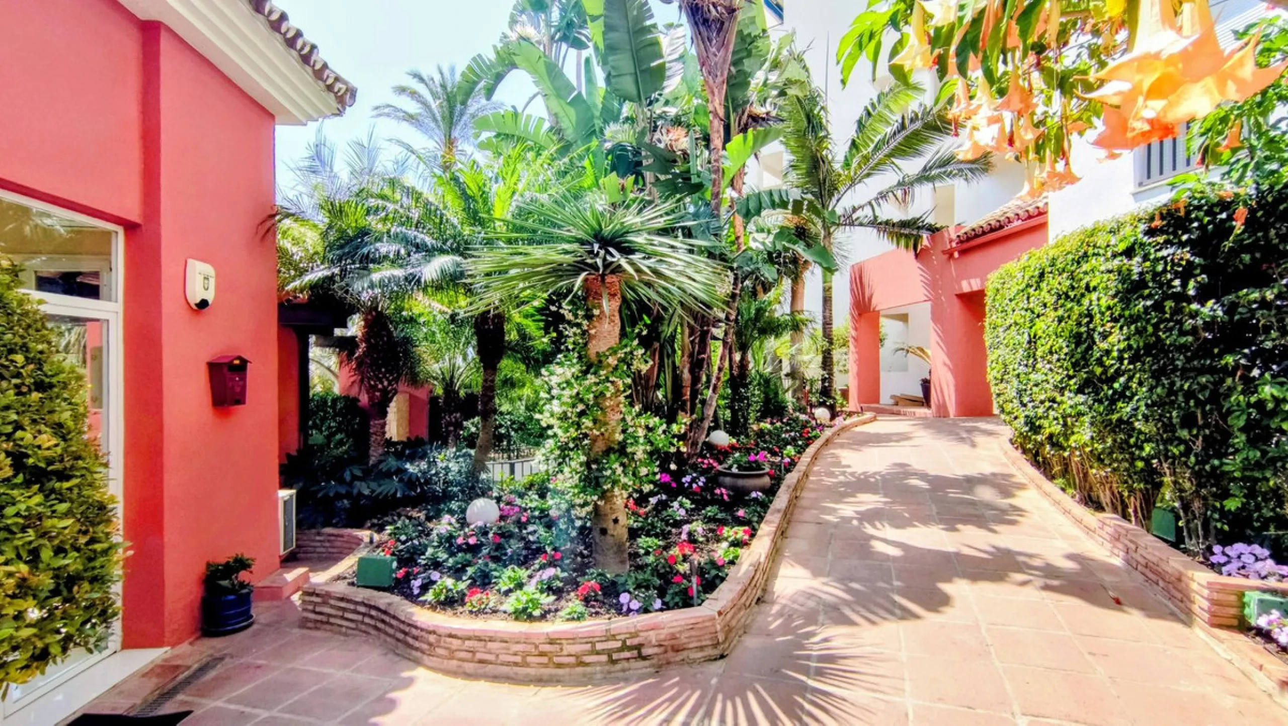 Just a two-minute walk from the beach, this apartment in Medina Garden, Puerto Banus, is the ideal place for a family vacation. This wonderful apartment can accommodate up to 5 people. It offers 2 bedrooms and 2 bathrooms, a well-equipped kitchen with a s