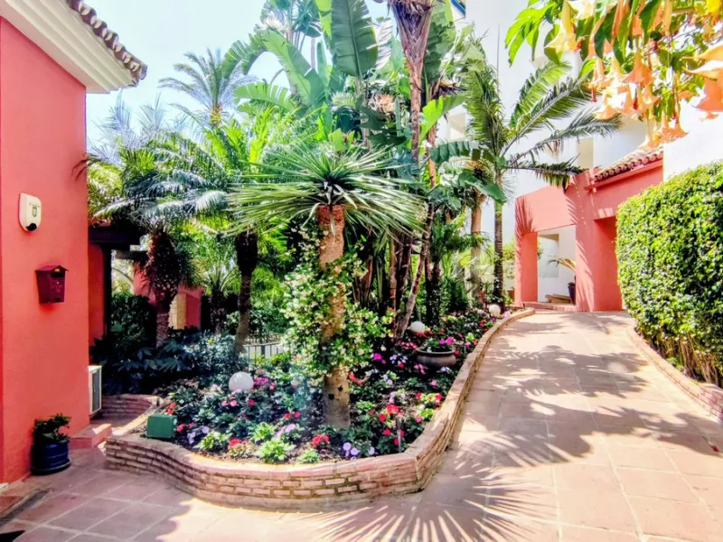 Just a two-minute walk from the beach, this apartment in Medina Garden, Puerto Banus, is the ideal place for a family vacation. This wonderful apartment can accommodate up to 5 people. It offers 2 bedrooms and 2 bathrooms, a well-equipped kitchen with a s