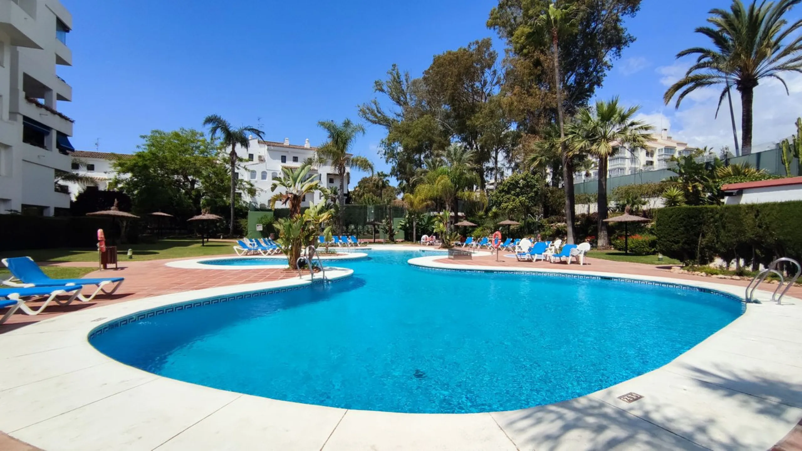 Just a two-minute walk from the beach, this apartment in Medina Garden, Puerto Banus, is the ideal place for a family vacation. This wonderful apartment can accommodate up to 5 people. It offers 2 bedrooms and 2 bathrooms, a well-equipped kitchen with a s