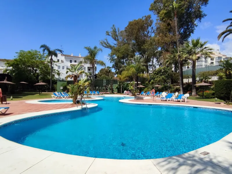 Just a two-minute walk from the beach, this apartment in Medina Garden, Puerto Banus, is the ideal place for a family vacation. This wonderful apartment can accommodate up to 5 people. It offers 2 bedrooms and 2 bathrooms, a well-equipped kitchen with a s