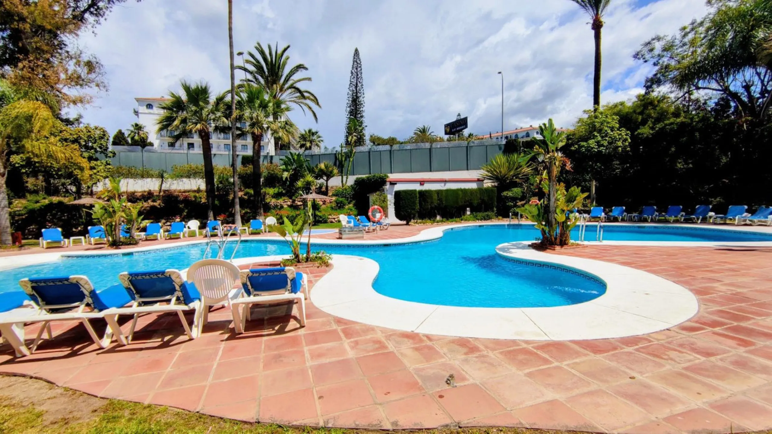 Just a two-minute walk from the beach, this apartment in Medina Garden, Puerto Banus, is the ideal place for a family vacation. This wonderful apartment can accommodate up to 5 people. It offers 2 bedrooms and 2 bathrooms, a well-equipped kitchen with a s