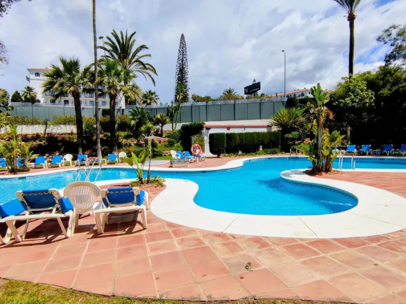 Just a two-minute walk from the beach, this apartment in Medina Garden, Puerto Banus, is the ideal place for a family vacation. This wonderful apartment can accommodate up to 5 people. It offers 2 bedrooms and 2 bathrooms, a well-equipped kitchen with a s