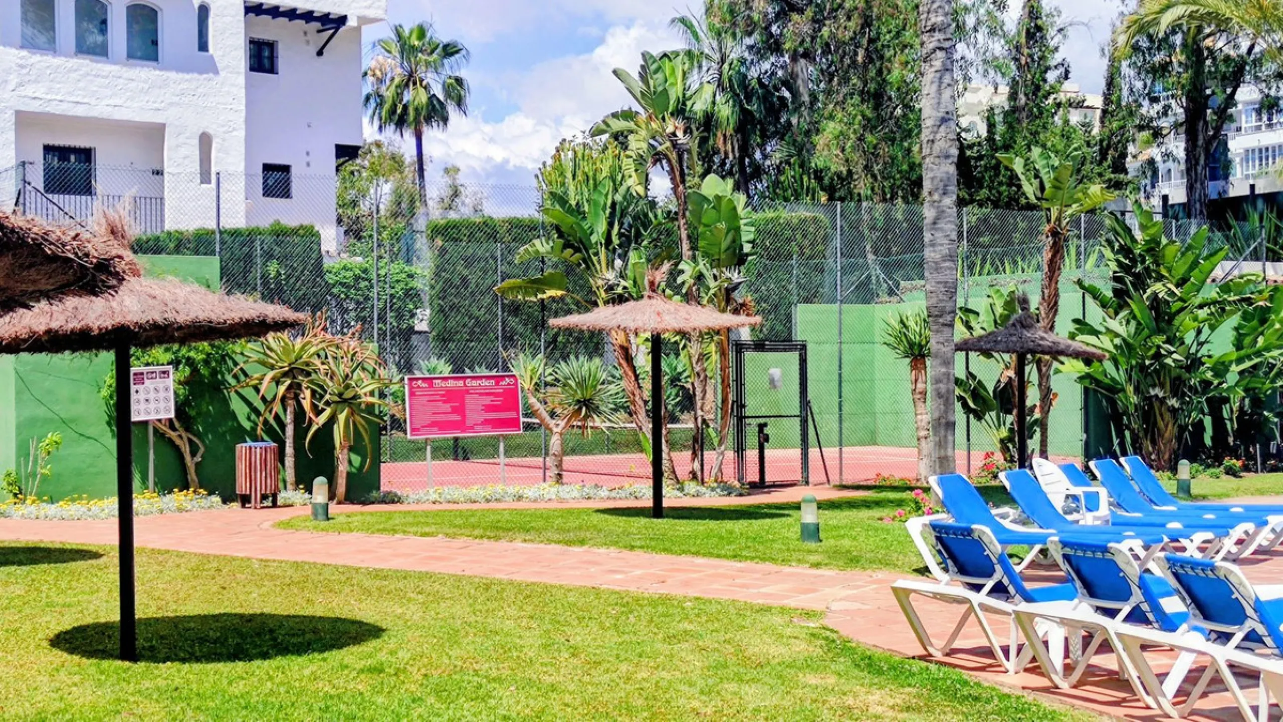 Just a two-minute walk from the beach, this apartment in Medina Garden, Puerto Banus, is the ideal place for a family vacation. This wonderful apartment can accommodate up to 5 people. It offers 2 bedrooms and 2 bathrooms, a well-equipped kitchen with a s
