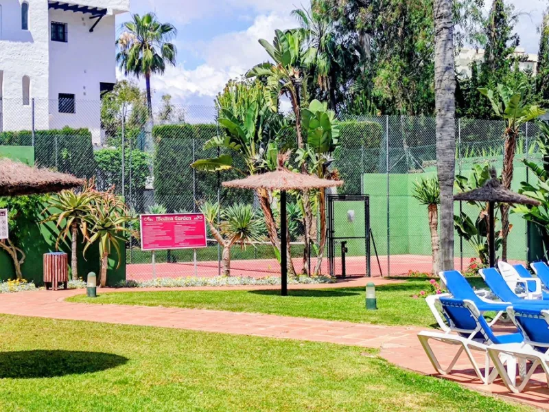 Just a two-minute walk from the beach, this apartment in Medina Garden, Puerto Banus, is the ideal place for a family vacation. This wonderful apartment can accommodate up to 5 people. It offers 2 bedrooms and 2 bathrooms, a well-equipped kitchen with a s