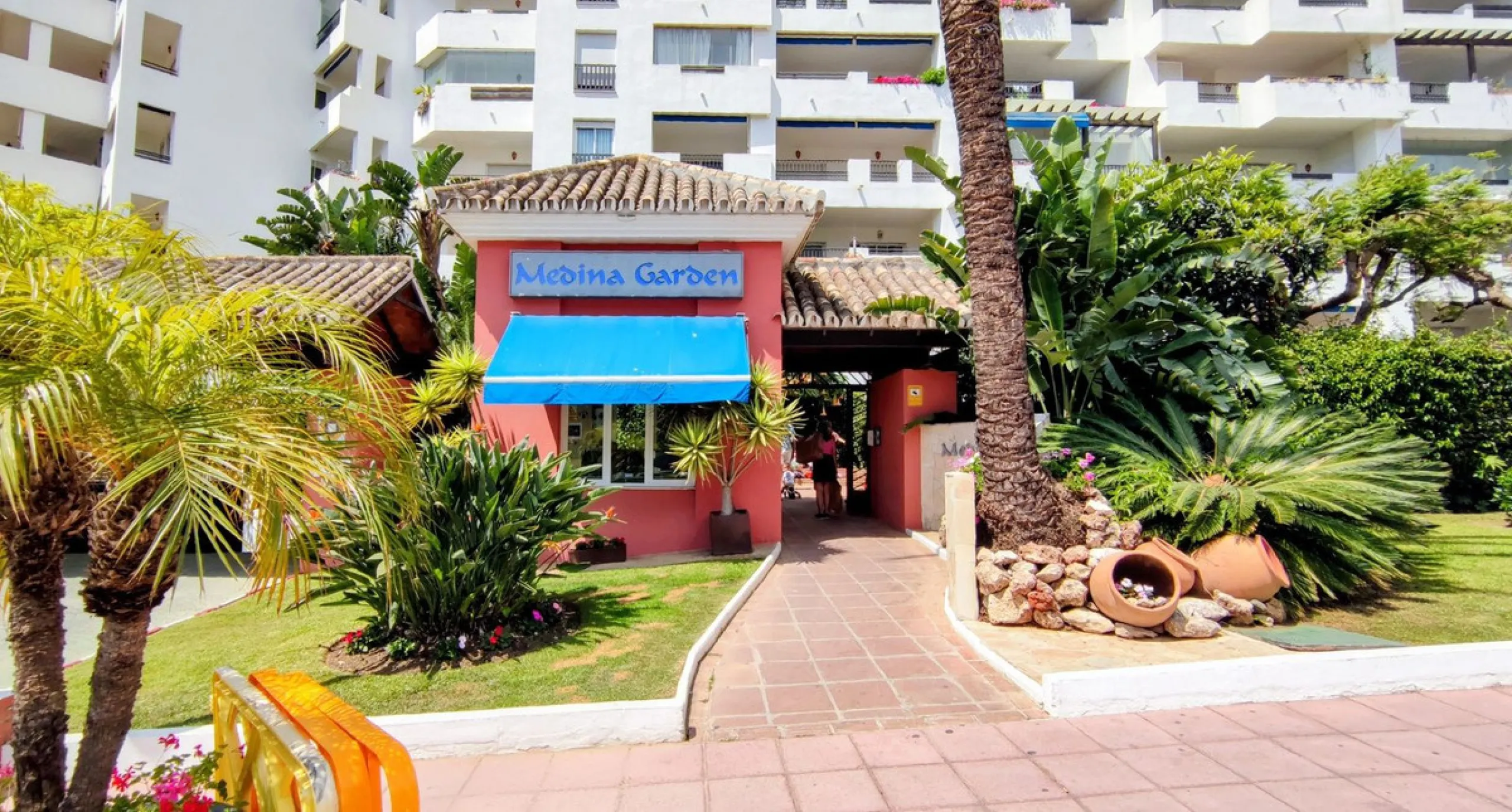 Just a two-minute walk from the beach, this apartment in Medina Garden, Puerto Banus, is the ideal place for a family vacation. This wonderful apartment can accommodate up to 5 people. It offers 2 bedrooms and 2 bathrooms, a well-equipped kitchen with a s