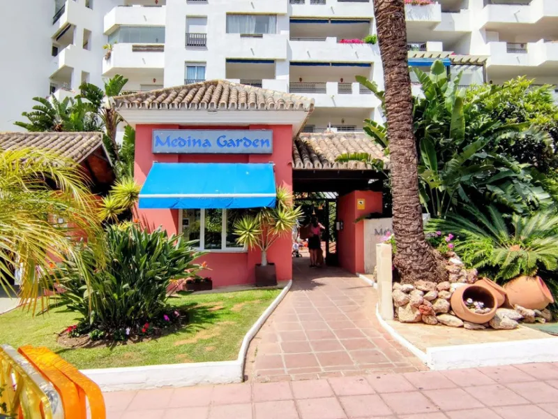 Just a two-minute walk from the beach, this apartment in Medina Garden, Puerto Banus, is the ideal place for a family vacation. This wonderful apartment can accommodate up to 5 people. It offers 2 bedrooms and 2 bathrooms, a well-equipped kitchen with a s