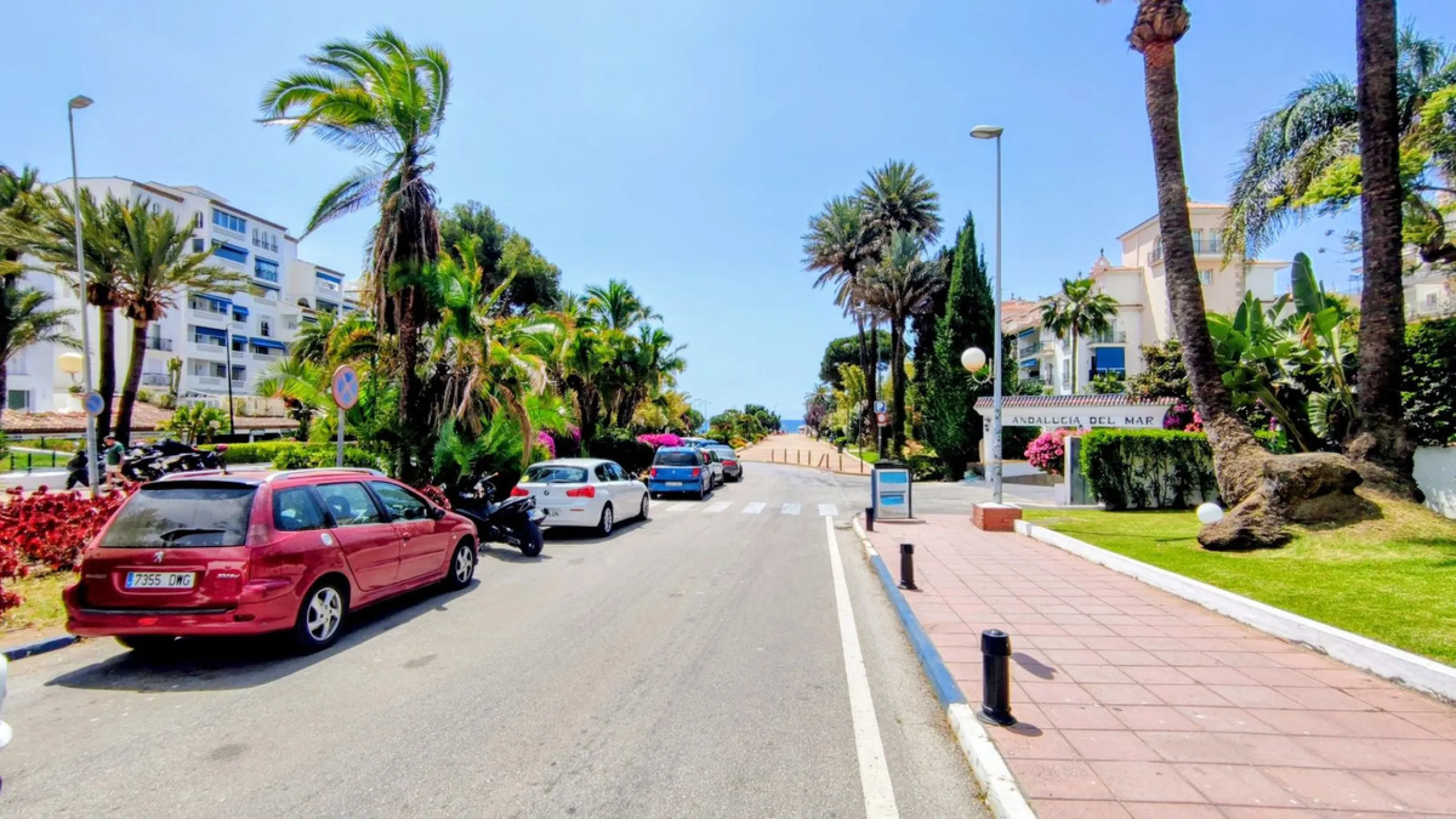 Just a two-minute walk from the beach, this apartment in Medina Garden, Puerto Banus, is the ideal place for a family vacation. This wonderful apartment can accommodate up to 5 people. It offers 2 bedrooms and 2 bathrooms, a well-equipped kitchen with a s