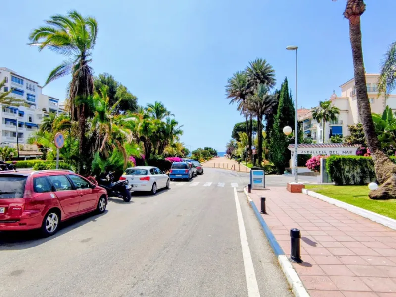 Just a two-minute walk from the beach, this apartment in Medina Garden, Puerto Banus, is the ideal place for a family vacation. This wonderful apartment can accommodate up to 5 people. It offers 2 bedrooms and 2 bathrooms, a well-equipped kitchen with a s