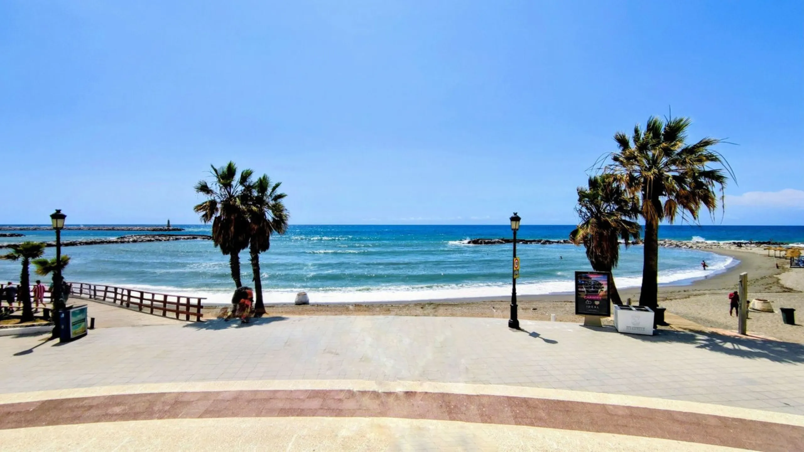 Just a two-minute walk from the beach, this apartment in Medina Garden, Puerto Banus, is the ideal place for a family vacation. This wonderful apartment can accommodate up to 5 people. It offers 2 bedrooms and 2 bathrooms, a well-equipped kitchen with a s
