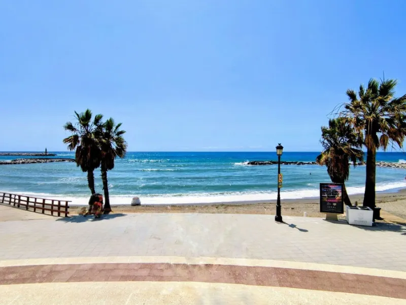 Just a two-minute walk from the beach, this apartment in Medina Garden, Puerto Banus, is the ideal place for a family vacation. This wonderful apartment can accommodate up to 5 people. It offers 2 bedrooms and 2 bathrooms, a well-equipped kitchen with a s