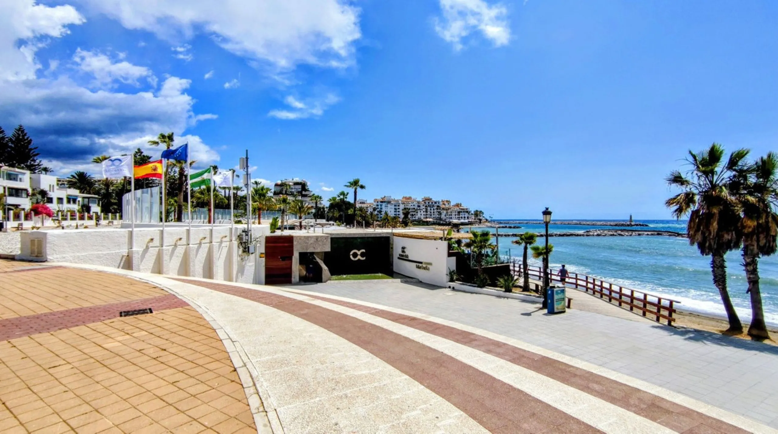 Just a two-minute walk from the beach, this apartment in Medina Garden, Puerto Banus, is the ideal place for a family vacation. This wonderful apartment can accommodate up to 5 people. It offers 2 bedrooms and 2 bathrooms, a well-equipped kitchen with a s