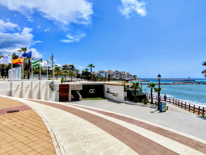 Just a two-minute walk from the beach, this apartment in Medina Garden, Puerto Banus, is the ideal place for a family vacation. This wonderful apartment can accommodate up to 5 people. It offers 2 bedrooms and 2 bathrooms, a well-equipped kitchen with a s
