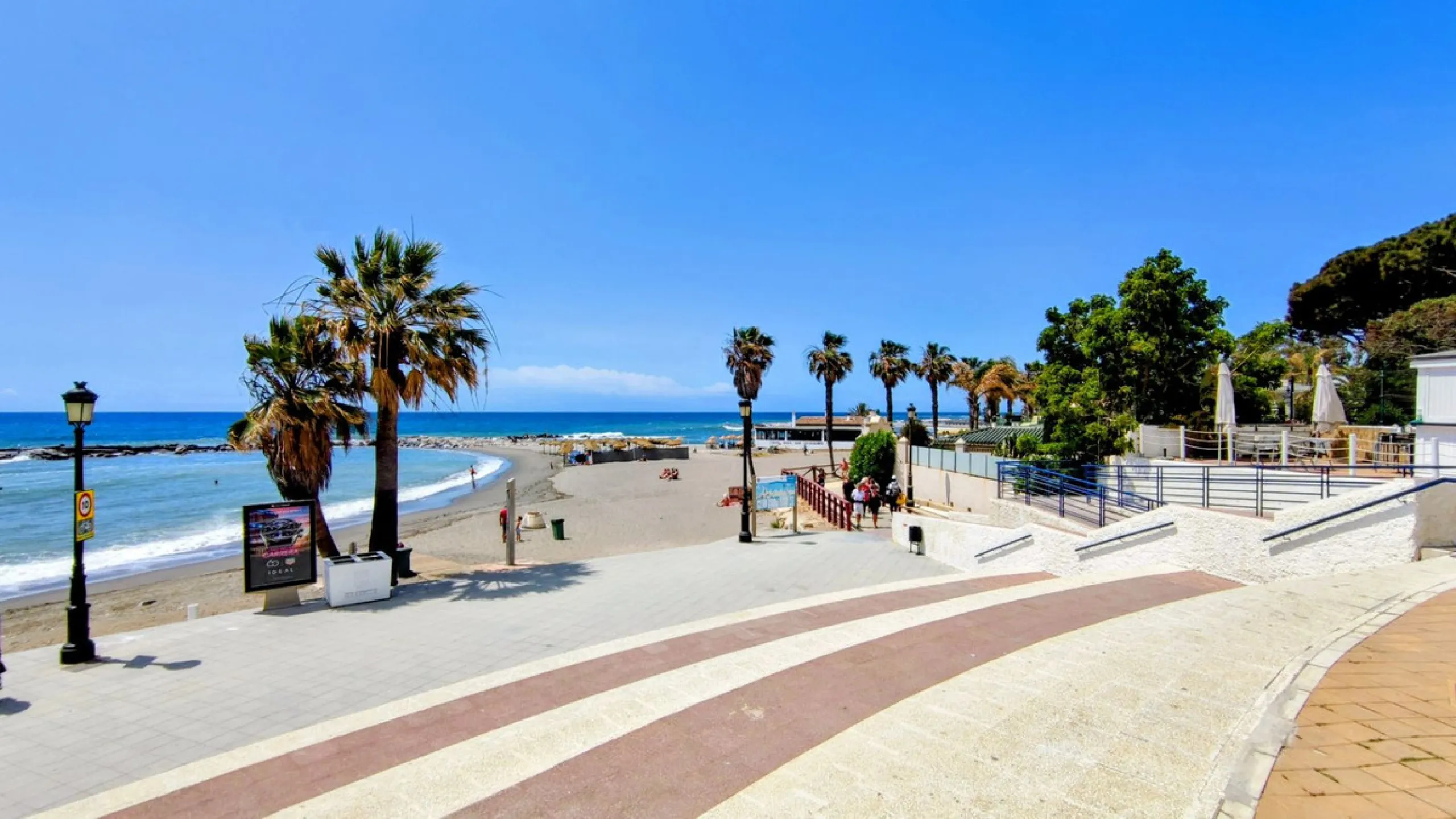 Just a two-minute walk from the beach, this apartment in Medina Garden, Puerto Banus, is the ideal place for a family vacation. This wonderful apartment can accommodate up to 5 people. It offers 2 bedrooms and 2 bathrooms, a well-equipped kitchen with a s