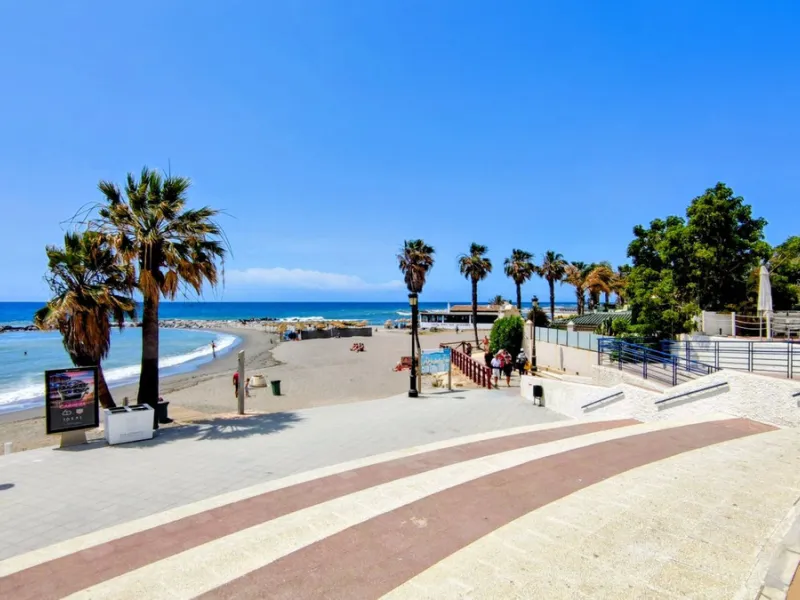 Just a two-minute walk from the beach, this apartment in Medina Garden, Puerto Banus, is the ideal place for a family vacation. This wonderful apartment can accommodate up to 5 people. It offers 2 bedrooms and 2 bathrooms, a well-equipped kitchen with a s