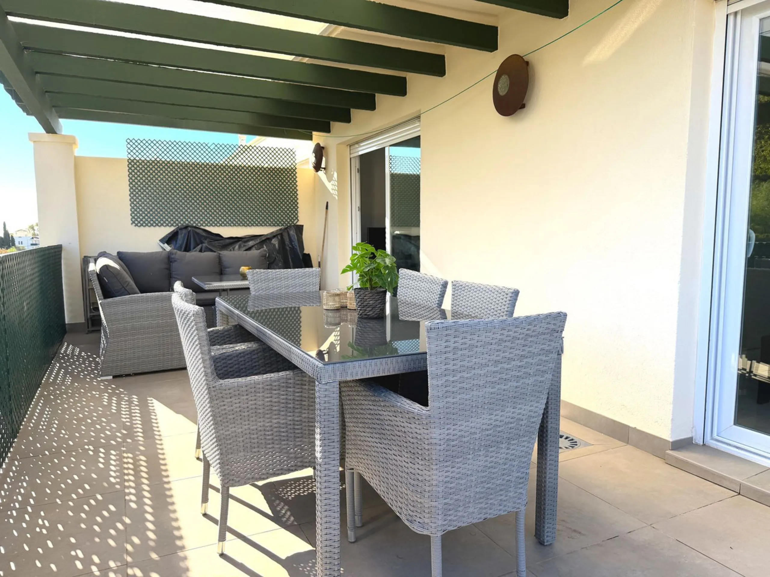 Fantastic penthouse in Locrimar , an attractive location in the sought-after area of Nueva Andalucía, within walking distance to both Puerto Banús, beach,shops, supermarkets, and the exclusive Real Club Marbella Gym.