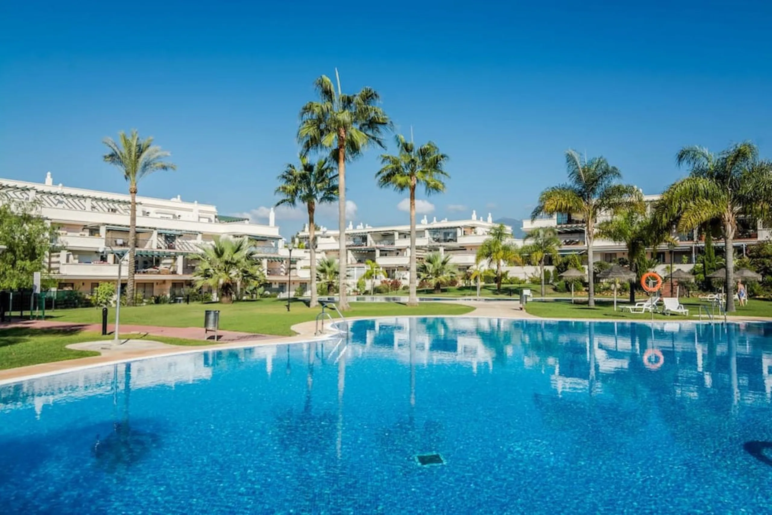 Fantastic penthouse in Locrimar , an attractive location in the sought-after area of Nueva Andalucía, within walking distance to both Puerto Banús, beach,shops, supermarkets, and the exclusive Real Club Marbella Gym.