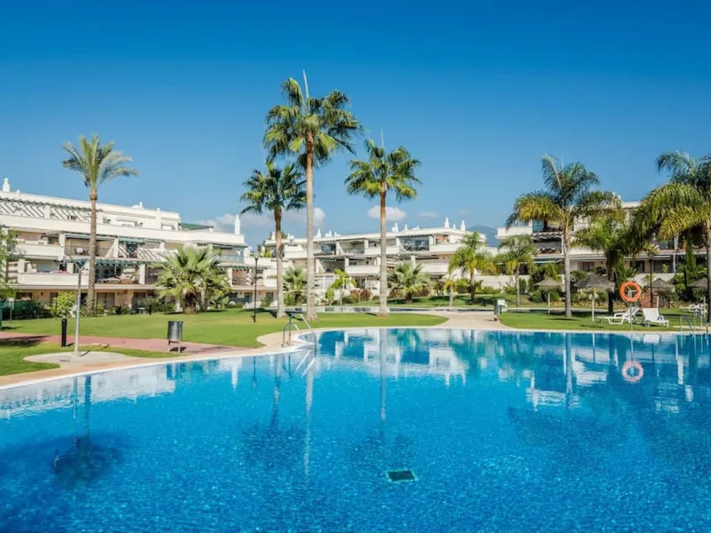 Fantastic penthouse in Locrimar , an attractive location in the sought-after area of Nueva Andalucía, within walking distance to both Puerto Banús, beach,shops, supermarkets, and the exclusive Real Club Marbella Gym.