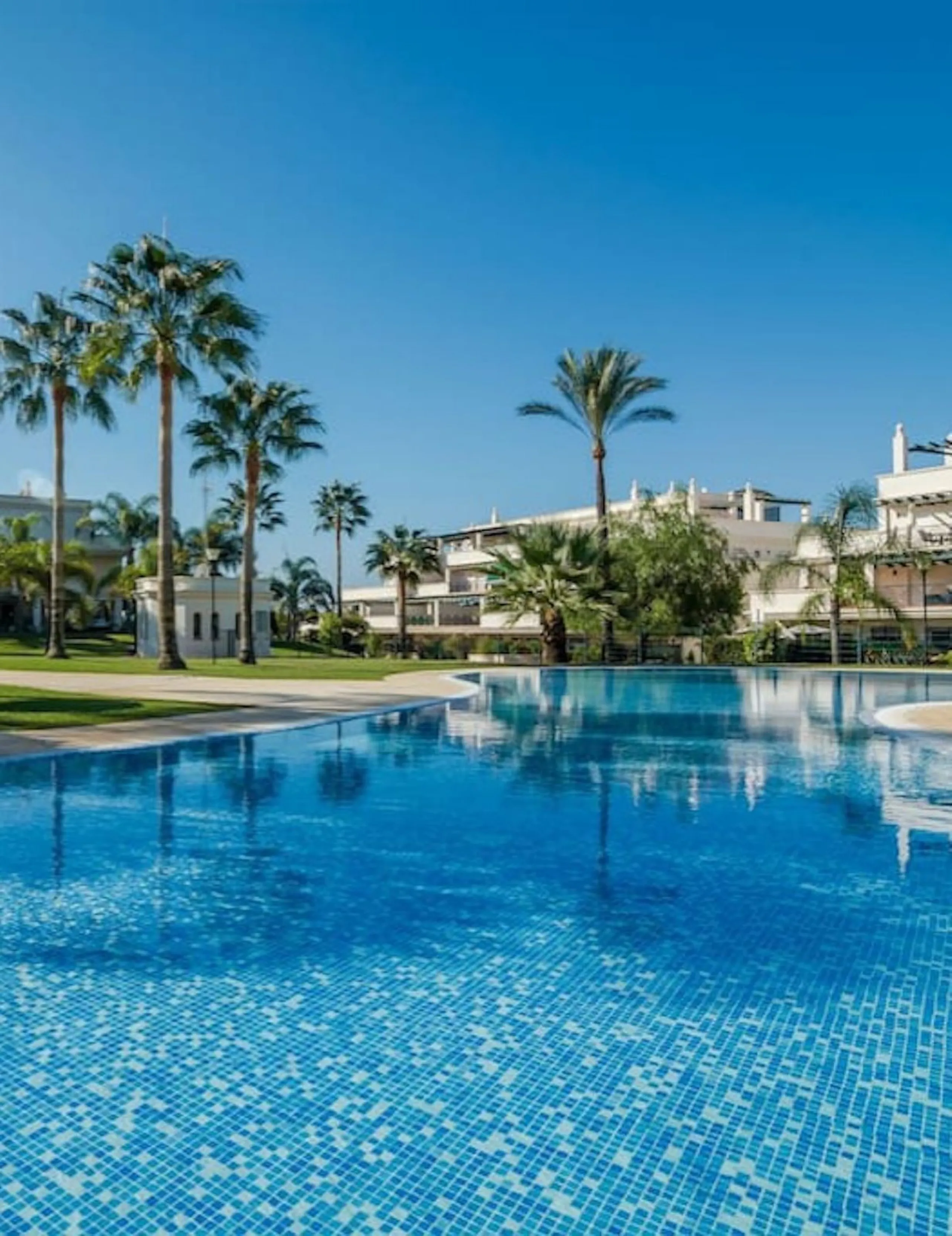 Fantastic penthouse in Locrimar , an attractive location in the sought-after area of Nueva Andalucía, within walking distance to both Puerto Banús, beach,shops, supermarkets, and the exclusive Real Club Marbella Gym.