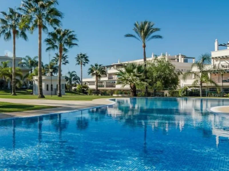 Fantastic penthouse in Locrimar , an attractive location in the sought-after area of Nueva Andalucía, within walking distance to both Puerto Banús, beach,shops, supermarkets, and the exclusive Real Club Marbella Gym.