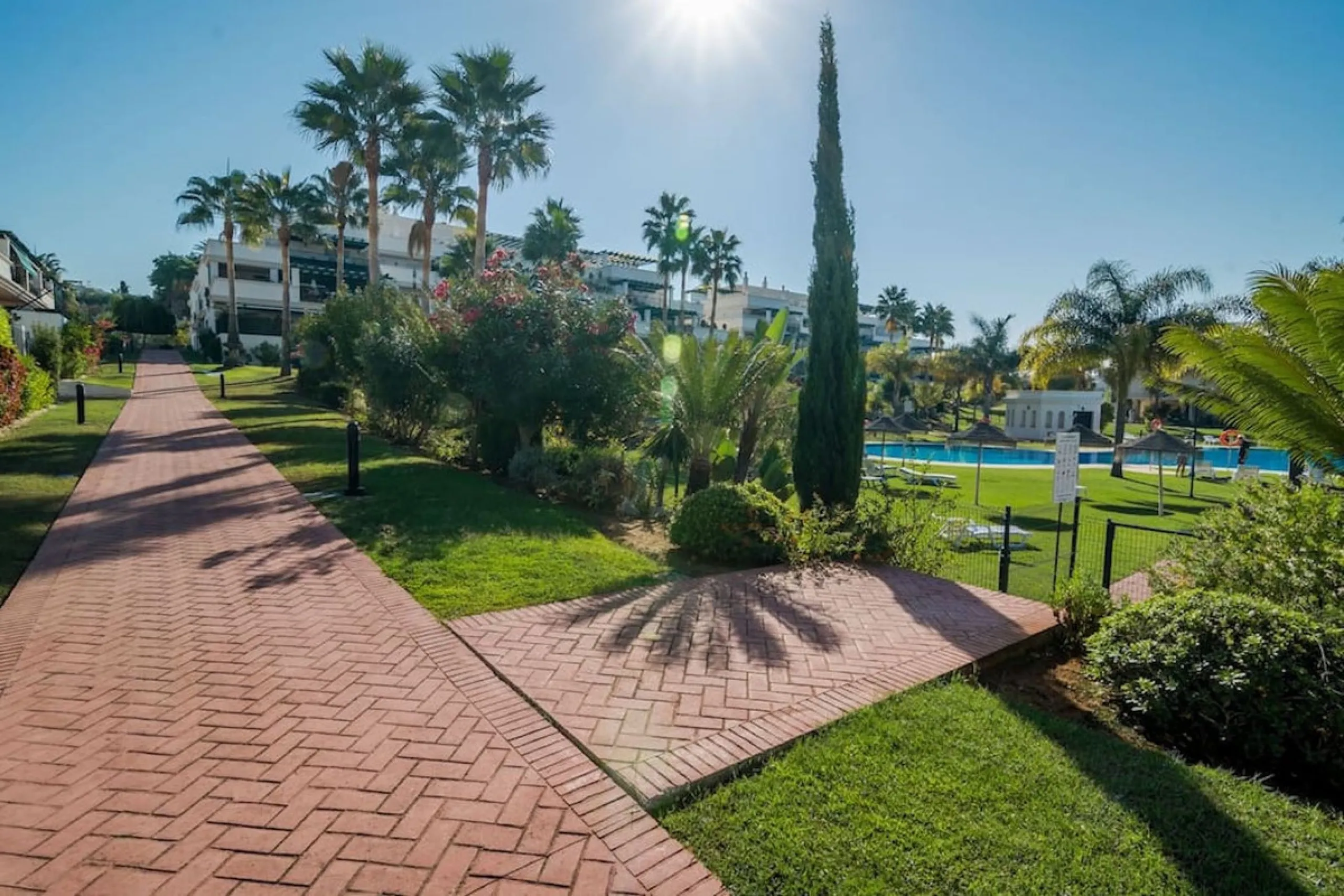 Fantastic penthouse in Locrimar , an attractive location in the sought-after area of Nueva Andalucía, within walking distance to both Puerto Banús, beach,shops, supermarkets, and the exclusive Real Club Marbella Gym.