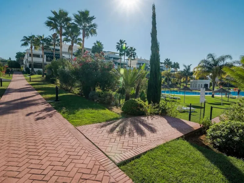 Fantastic penthouse in Locrimar , an attractive location in the sought-after area of Nueva Andalucía, within walking distance to both Puerto Banús, beach,shops, supermarkets, and the exclusive Real Club Marbella Gym.