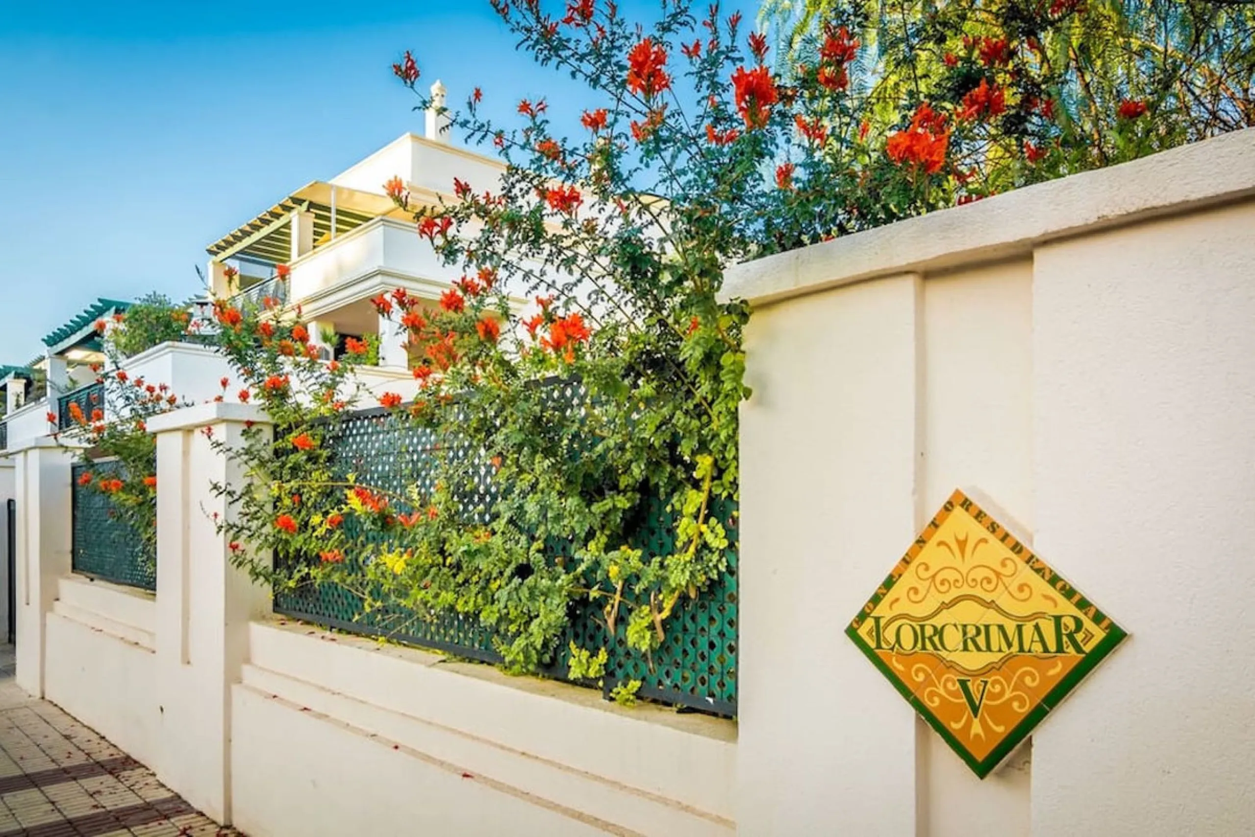 Fantastic penthouse in Locrimar , an attractive location in the sought-after area of Nueva Andalucía, within walking distance to both Puerto Banús, beach,shops, supermarkets, and the exclusive Real Club Marbella Gym.