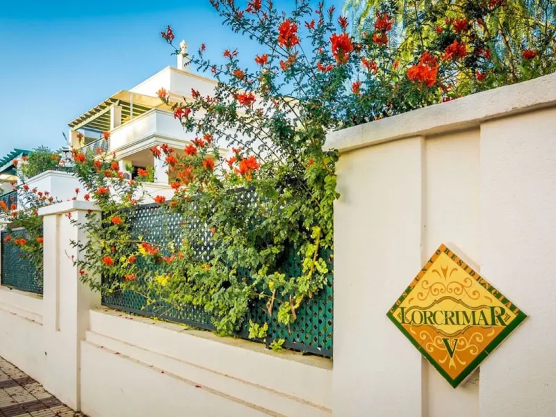 Fantastic penthouse in Locrimar , an attractive location in the sought-after area of Nueva Andalucía, within walking distance to both Puerto Banús, beach,shops, supermarkets, and the exclusive Real Club Marbella Gym.