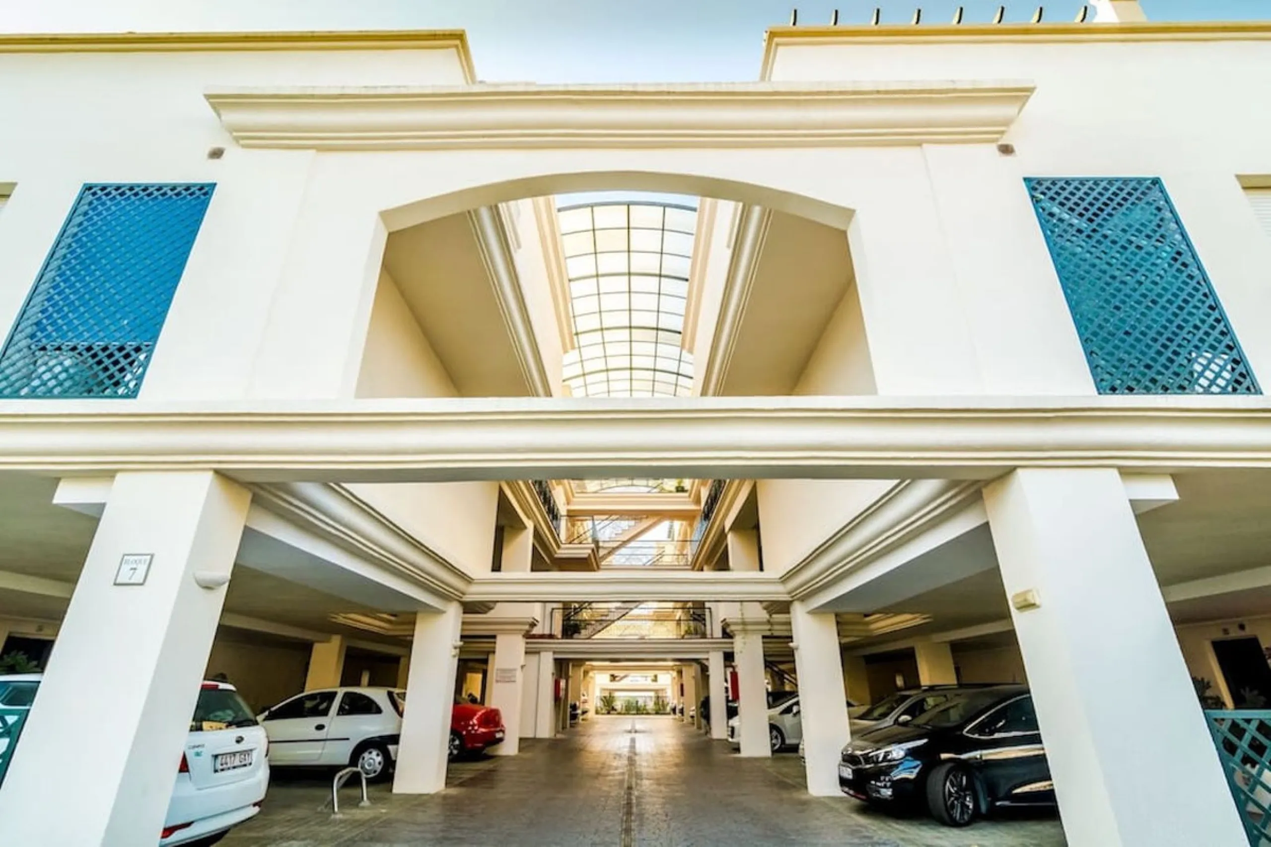 Fantastic penthouse in Locrimar , an attractive location in the sought-after area of Nueva Andalucía, within walking distance to both Puerto Banús, beach,shops, supermarkets, and the exclusive Real Club Marbella Gym.