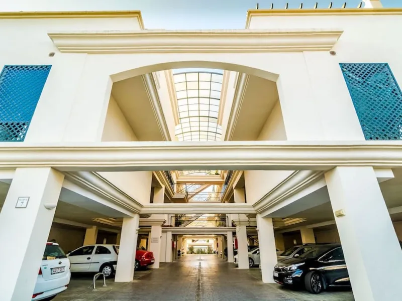 Fantastic penthouse in Locrimar , an attractive location in the sought-after area of Nueva Andalucía, within walking distance to both Puerto Banús, beach,shops, supermarkets, and the exclusive Real Club Marbella Gym.