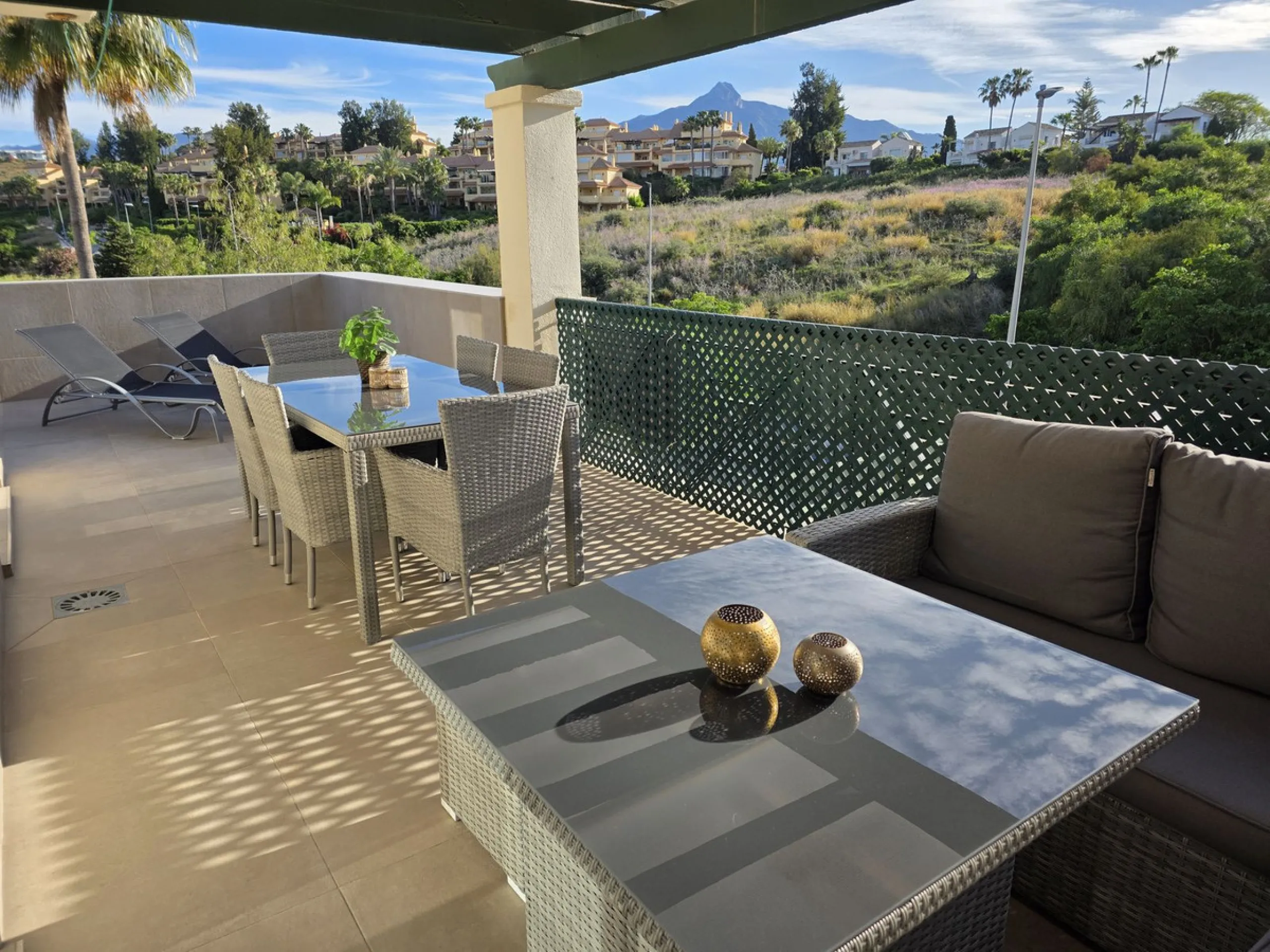 Fantastic penthouse in Locrimar , an attractive location in the sought-after area of Nueva Andalucía, within walking distance to both Puerto Banús, beach,shops, supermarkets, and the exclusive Real Club Marbella Gym.